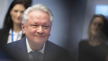 ARCHIVO - Armin Papperger, director ejecutivo de Rheinmetall, fabricante alemán de armas y vehículos automotores, llega al evento de incorporación de la empresa al índice DAX, en el piso de la Bolsa de Valores de Frankfurt, en Frankfurt, Alemania, el 20 de marzo de 2023. (Boris Roessler/dpa vía AP, Archivo)