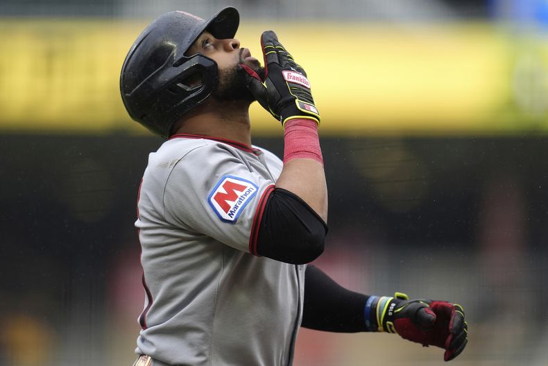 El dominicano Carlos Santana festeja tras batear un jonrón ante los Mellizos de Minnesota, en el sgundo juego de una doble cartelera disputada el miércoles 21 de mayo de 2025 (AP Foto/Abbie Parr)
