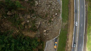 Habilitarán un nuevo carril en la autopista Luis A. Ferré, de Salinas a Cayey, tras desprendimiento de rocas