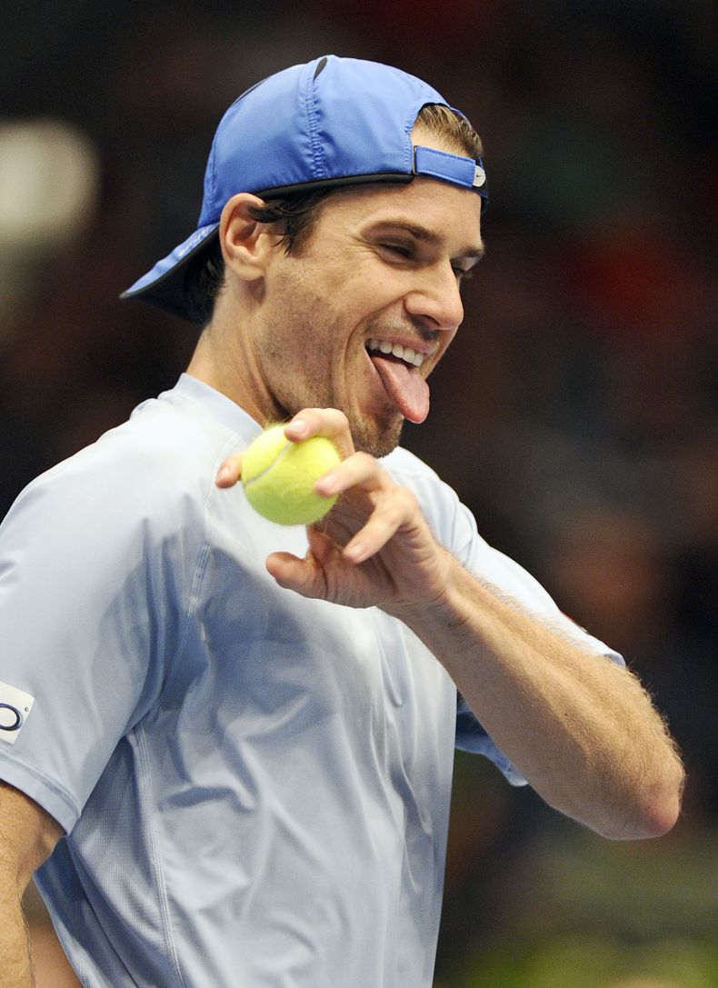 El alem&aacute;n Tommy Haas reacciona durante su match de semifinales contra el checo Lukas Rosol en el torneo de tenis de Viena el s&aacute;bado, 19 de octubre del 2013. Haas gan&oacute;  3-6, 6-4, 7-6 y pas&oacute; a la final. (Foto AP/Hans Punz)