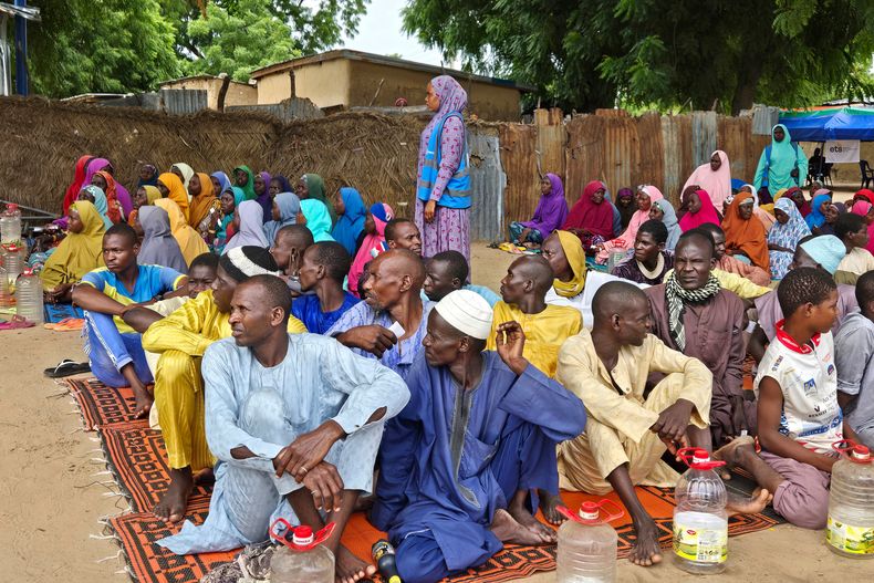 ARCHIVO - Gente esperando a recibir donaciones de alimentos del Programa Mundial de Alimentos de Naciones Unidas en Damasak, en el nordeste de Nigeria, el 6 de octubre de 2024. (AP Foto/Chinedu Asadu, Archivo)