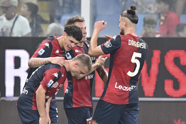 Mateo Retegui (segundo a la derecha) festeja tras anotar un gol para el Genoa en la victoria 4-1 ante la Roma en la Serie A italiana, el jueves 28 de septiembre de 2023, en Génova. (Tano Pecoraro/LaPresse vía AP)