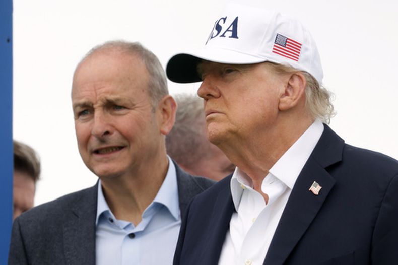 El presidente de Estados Unidos Donald Trump y el primer ministro de Irlanda Micheal Martin durante el Abierto de Irlanda en el Campo Internacional de Golf Trump, el domingo 13 de septiembre de 2026, en Doonbeg, Irlanda. (AP Foto/Peter Morrison)