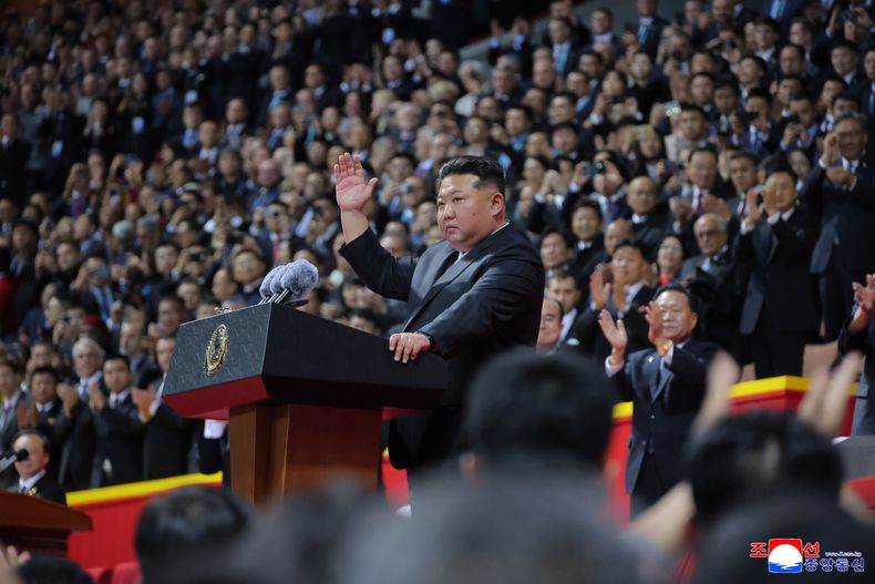 En esta imagen, distribuida por el gobierno de Corea del Norte, el líder del país, Kim Jong Un (centro), saluda durante la ceremonia para conmemorar el 80 aniversario del gobernante Partido de los Trabajadores, en Pyongyang, Corea del Norte, el 9 de octubre de 2025. Periodistas independientes no tuvieron acceso a la cobertura del evento mostrado en esta imagen distribuida por el gobierno norcoreano. El contenido de la imagen está tal y como se proporcionó y no pudo verificarse de forma independiente. La marca de agua, en coreano, en la imagen fue incluida por la fuente y dice ACNC, la abreviatura de la Agencia Central de Noticias de Corea. (Agencia Central de Noticias de Corea/Korea News Service vía AP)