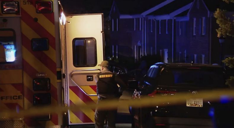 Policías se reportan al lugar de un tiroteo en un complejo residencial, el martes 8 de abril de 2025, en el condado de Spotsylvania, Virginia. (WJLA-TV vía AP)
