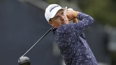 Jordan Spieth observa su tiro de salida hacia el hoyo 5 durante la segunda ronda del US Open, el viernes 16 de junio de 2023, en los Ángeles (AP Foto/Marcio J. Sánchez)