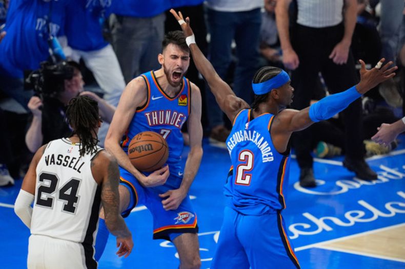 Chet Holmgren, del Thunder de Oklahoma City, festeja con su compañero Shai Gilgeous-Alexander (2) tras una volcada en el segundo juego de la final de la Conferencia Oeste ante los Spurs de San Antonio, el miércoles 20 de mayo de 2026 (AP Foto/Tony Gutiérrez)
