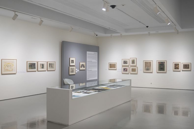 Obras del pintor afrocubano Wifredo Lam en el Museo Mohammed VI de Arte Moderno y Contemporáneo en Rabat, el lunes 1 de abril de 2024. La exposición con obras de Lam es una de las primeras de arte cubano en un museo africano. (Foto AP/Mosaab Elshamy)