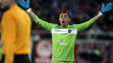 americateve | En esta foto del 21 de febrero del 2013 se ve al arquero costarricense del Levante, Keylor Navas, durante un encuentro contra Olimpiac&oacute;s por la Liga Europa en Pireo, Grecia. Real Madrid anunci&oacute; el 3 de agosto del 2014 que fich&oacute; a Nava