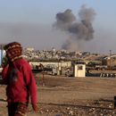 Una columna de humo se levanta tras un ataque aéreo israelí sobre edificios cerca del cerco fronterizo entre Egipto y Rafah, en el sur de la Franja de Gaza, el martes 7 de mayo de 2024. (AP Foto/Ramez Habboub)