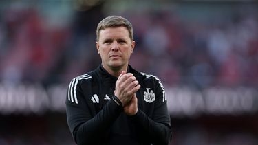 ARCHIVO - El técnico de Newcastle Eddie Howe aplaude a los hinchas al final del partido contra Arsenal en la Liga Premier, el 25 de abril de 2026. (AP Foto/Ian Walton)