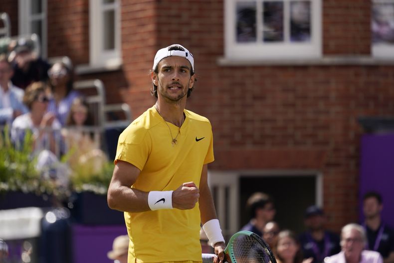 El italiano Lorenzo Musetti reacciona tras ganar un punto en la semifinal de Queens Club ante el australiano Jordan Thompson el sábado 22 de junio del 2024. (AP Foto/Alberto Pezzali)