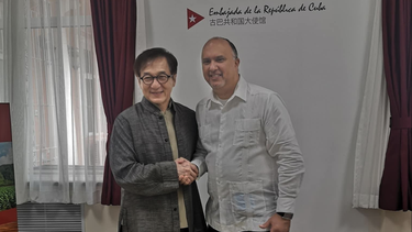jackie chan visita la embajada de cuba en china y se compromete en  donar un millon de mascarillas