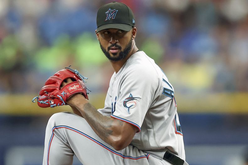 Sandy Alcántara de los Marlins de Miami lanza ante los Rays de Tampa Bay, el miércoles 26 de julio de 2023, en St. Petersburg, Florida (AP Foto/Mike Carlson)