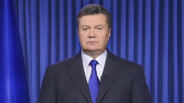 americateve | En esta fotograf&iacute;a del 19 de febrero de 2014, el presidente ucraniano V&iacute;ktor Yanukovich da un mensaje televisado a la naci&oacute;n desde Kiev, Ucrania. El presidente pr&oacute;fugo dijo en un comunicado difundido el jueves 27 de febrero de