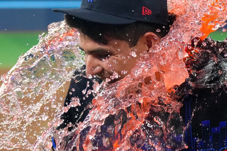 El mexicano Luis Urías, de los Azulejos de Toronto, es empapado con bebida energizante tras el triunfo sobre los Cardenales de San Luis, el viernes 31 de julio de 2026 (Chris Young/The Canadian Press via AP)