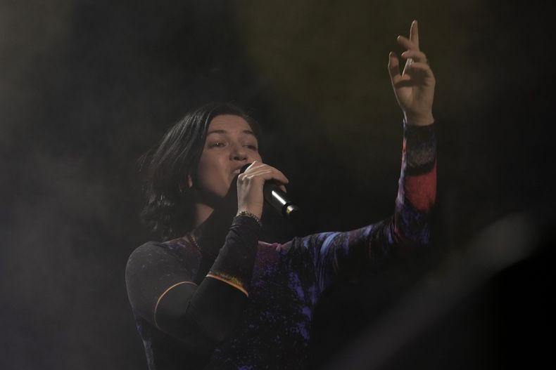 La música británica Romy Madley Croft durante su presentación en el festival AXE Ceremonia en el parque Bicentenario en la Ciudad de México el sábado 23 de marzo de 2024. (Foto AP/Marco Ugarte)