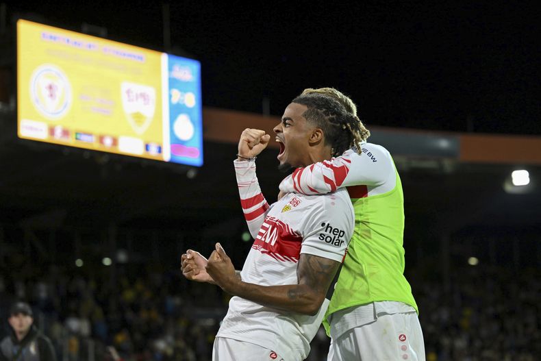Lorenz Assignon (izquierda) festeja tras convertir el penal decisivo en la tanda por el Stuttgart ante el Eintracht Braunschweig en un encuentro de la Copa de Alemania, efectuado el martes 26 de agosto de 2025 (Swen Pförtner/dpa via AP)