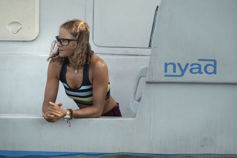 En esta imagen proporcionada por Netflix, Jodie Foster en una escena de la película Nyad. (Kimberley French/Netflix vía AP)
