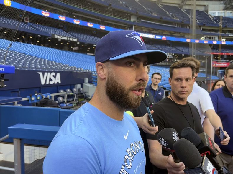 Anthony Bass, relevista diestro de los Azulejos de Toronto, da una declaración a los medios de comunicación, antes del juego de béisbol en contra de los Cerveceros de Milwaukee, el martes 30 de mayo de 2023, en Toronto. Bass se disculpó por una publicación homofóbica que compartió en su cuenta de Instagram, pero volvió a hablar de ello y dijo que no le parecía que fuera odiosa y el equipo decidió cortarlo el viernes 9 de junio de 2023. (John Chidley-Hill/The Canadian Press vía AP)