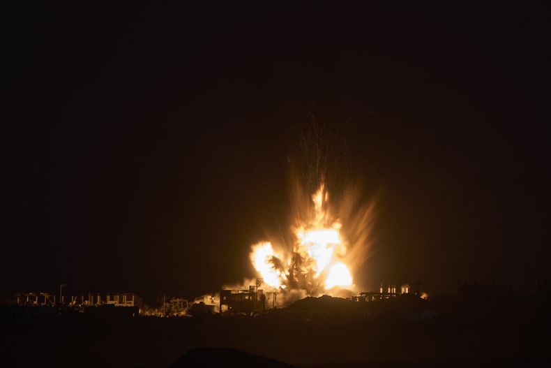 Humo y fuego se elevan hacia el cielo tras un bombardeo israelí contra el norte de la Franja de Gaza, visto desde el sur de Israel, el jueves 24 de julio de 2025. (AP Foto/Ohad Zwigenberg)