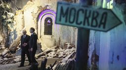 El presidente ruso, Vladímir Putin (izquierda) camina acompañado por el director del llamado Museo de la Victoria, Alexander Shkolnik, durante una visita a ese lugar el jueves 22 de junio de 2023, en Moscú, Rusia. (Gavriil Grigorov, Sputnik, Foto de Pool del Kremlin vía AP)