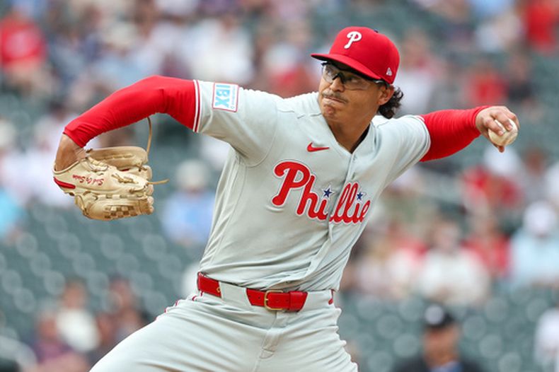 El venezolano Jesús Luzardo, de los Filis de Filadelfia, lanza ante los Mellizos de Minnesota el sábado 15 de agosto de 2026 (AP Foto/Matt Krohn)