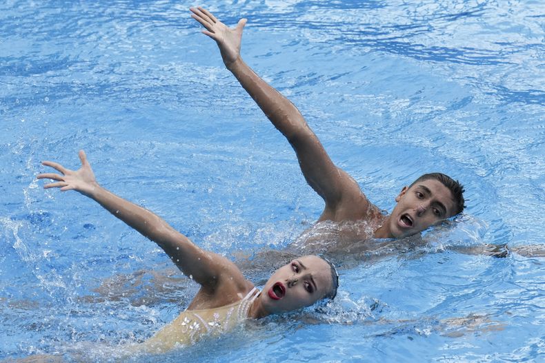 Diego Villalobos e Itzamary González, de México, disputan la final de dúo mixto libre en los Juegos Centroamericanos y del Caribe en San Salvador, el martes 27 de junio de 2023 (AP Foto/Arnulfo Franco)