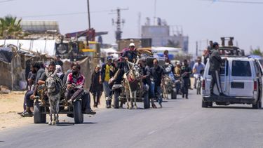 Palestinos desplazados llegan al centro de Gaza tras huir de la ciudad de Rafah, en el sur de la Franja, en Deir al Balah, el jueves 9 de mayo de 2024. (AP Foto/Abdel Kareem Hana)