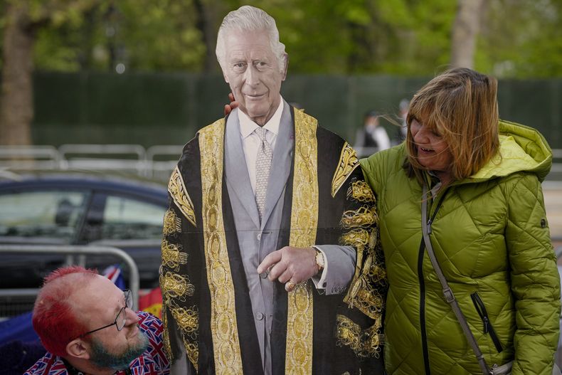 Una mujer posa junto a una figura de cartón de tamaño natural del rey Carlos III de Gran Bretaña en la ruta de la coronación del rey en The Mall en Londres, el jueves 4 de mayo de 2023. La coronación del rey Carlos III tendrá lugar en la Abadía de Westminster el 6 de mayo. (Foto AP/Andreea Alexandru)