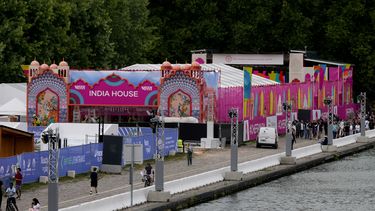 La Casa de la India cerca del canal en el Parc de la Villette renombrado temporalmente Parc des Nations antes de los Juegos Olímpicos de Verano de 2024, el martes 23 de julio de 2024, en París, Francia. (Foto AP/Natacha Pisarenko)