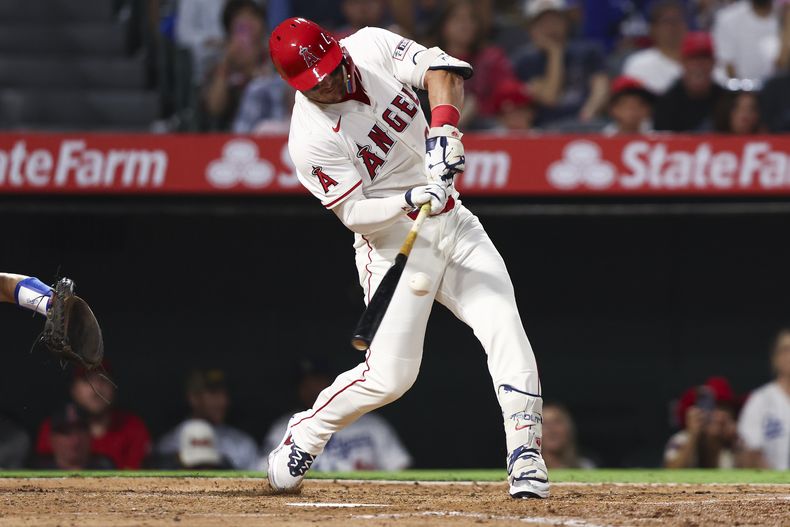 El bateador designado de los Angelinos de Los Ángeles Mike Trout batea un sencillo remolcador en la quinta entrada ante los Dodgers de Los Ángeles el lunes 11 de agosto del 2025. (AP Foto/Jessie Alcheh)