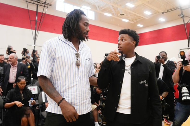 Kyle Lowry habla con Kawhi Leonard tras una conferencia de prensa para que Lowry firmara un acuerdo de un día con los Raptors antes de retirarse el martes 7 de julio del 2026. (Chris Young/The Canadian Press via AP)