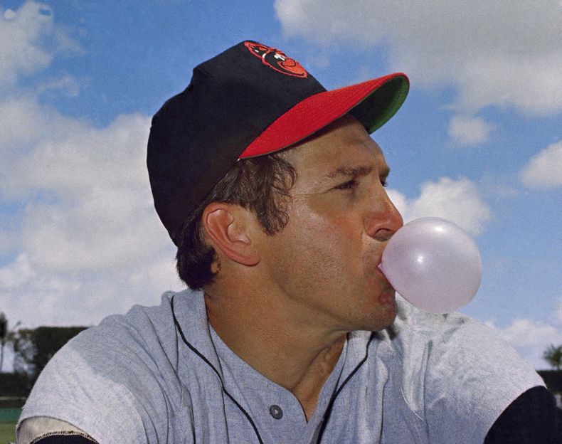 ARCHIVO - Brooks Robinson, antesalista de los Orioles de Baltimore, hace una bomba con goma de mascar en 1969 (AP Foto, archivo)