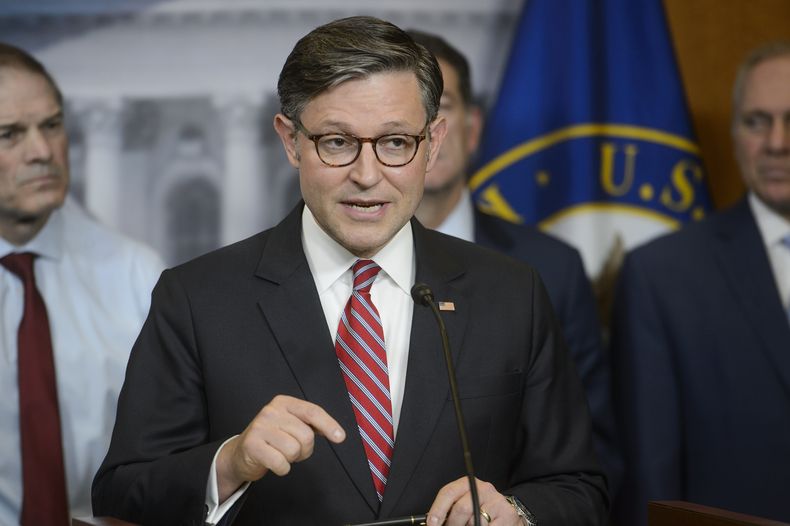 El presidente de la Cámara Baja, Mike Johnson, republicano de Luisiana, habla durante una conferencia de prensa en el Capitolio el martes 20 de mayo de 2025, en Washington. (AP Foto/Rod Lamkey, Jr.)