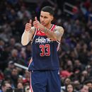 ARCHIVO - Foto del 18 de marzo del 2023, el alero de los Wizards de Washington Kyle Kuzma hace un gesto a un compañero en el encuentro ante los Kings de Sacramento. (AP Foto/Jess Rapfogel, Archivo)