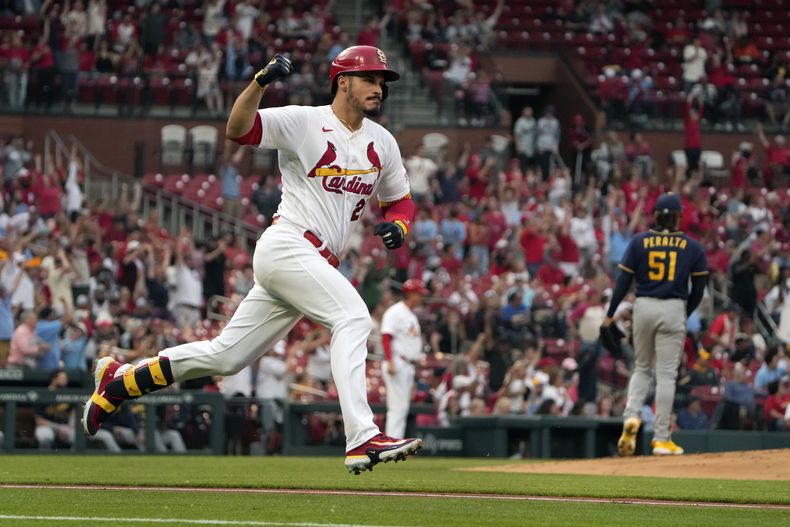 Nolan Arenado de los Cardenales de San Luis celebra recorriendo las bases tras conectar un jonrón frente al pitcher de los Cerveceros de Milwaukee Freddy Peralta en el encuentro del lunes 15 de mayo del 2023. (AP Foto/Jeff Roberson)