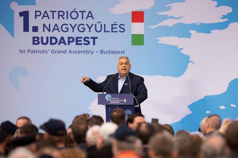 El primer ministro húngaro Viktor Orbán habla durante una asamblea de partidos de extrema derecha con el grupo Patriotas por Europa de Orbán, en Budapest, Hungría, lunes 23 de marzo de 2026. (Foto AP/Denes Erdos)