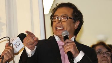 americateve | El alcalde de Bogot&aacute;, Gustavo Petro, habla ante simpatizantes desde el balc&oacute;n de la alcald&iacute;a el lunes 9 de diciembre de 2013, en Bogot&aacute;, Colombia. (Foto AP/Fernando Vergara)