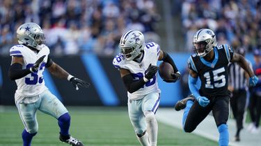 El cornerback de los Cowboys de Dallas DaRon Bland intercepta un pase hacia el wide receiver Jonathan Mingo durante la 2da mitad del juego de NFL en Charlotte, Carolina del Norte, el domingo 19 de noviembre de 2023. (AP Foto/Erik Verduzco)