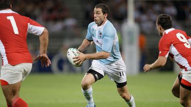 El argentino Federico Martín Aramburu (centro) corre con el balón durante el partido del Grupo D de la Copa Mundial de Rugby entre Argentina y Georgia en Lyon, Francia, el 11 de septiembre de 2007. (Foto AP/Mark Baker, Archivo)