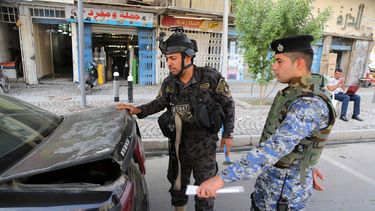 americateve | Polic&iacute;as iraqu&iacute;es registran un coche en el centro de Bagdad, Irak, el jueves 31 de octubre del 2013. El primer ministro Nuri al-Maliki pedir&aacute;  ayuda a Washington para combatir a los insurgentes islamistas de al-Qaida en Irak. (Foto AP