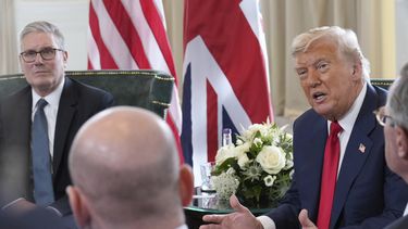 El presidente estadounidense Donald Trump (der) y el primer ministro británico Keir Starmer (izq) hablan con la prensa en el Campo de Golf Trump Turnberry en Turnberry, Escocia, el 28 de julio del 2025. (AP foto/Jacquelyn Martin)