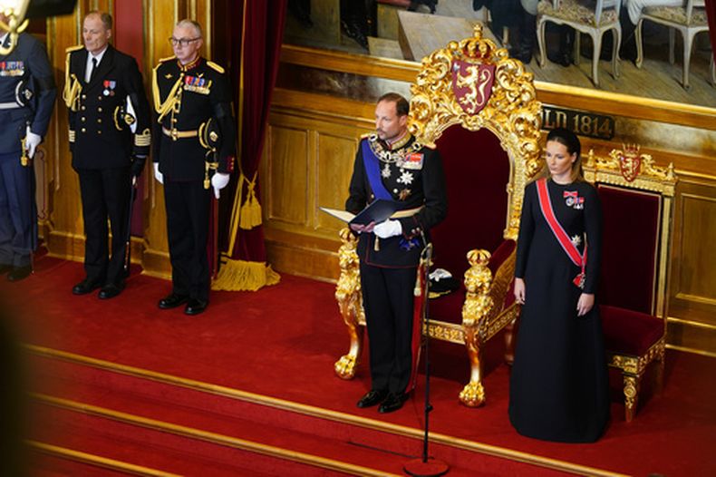 El rey Haakon VIII, a la izquierda, presta juramento conforme a la Constitución en el Storting, el parlamento de Noruega, acompañado por la princesa heredera Ingrid Alexandra, a la derecha, en Oslo, Noruega, el martes 1 de septiembre de 2026. (Hakon Mosvold Larsen/Pool Photo via AP)