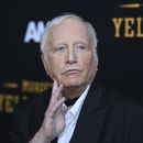 ARCHIVO - Richard Dreyfuss llega al estreno en Los Ángeles de Murder at Yellowstone City el jueves 23 de junio de 2022 en el Harmony Gold Theatre de Los Ángeles. Un foro emitió una disculpa, el sábado 25 de mayo de 2024, por los comentarios hechos por Dreyfuss, quien se presentó con un vestido en un evento temático de la película Tiburón e hizo comentarios degradantes para las mujeres y la comunidad LGBTQ. (Foto Richard Shotwell/Invision/AP, archivo)