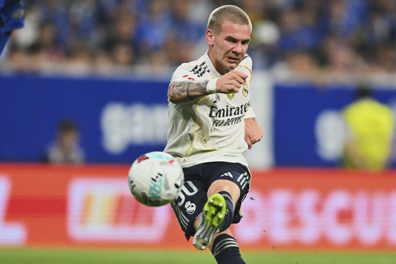 El atacante argentino Franco Mastantuono del Real Madrid remata a gol en un partido de La Liga española ante el Real Oviedo, el domingo 24 de agosto de 2025. (AP Foto/Miguel Oses)