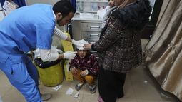 Un niño palestino que resultó herido en un ataque de Israel es atendido en el hospital Al Aqsa, en Deir al Balah, Franja de Gaza, el jueves 11 de enero de 2024. (AP Foto/Adel Hana)