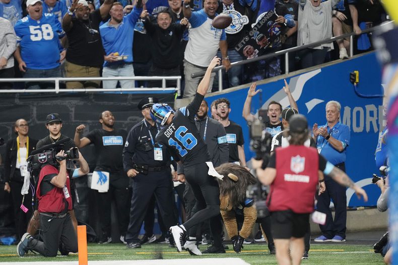 El quarterback de los Lions de Detroit, Jared Goff lanza el ovoide hacia las gradas tras su touchdown durante la segunda mitad del juego de la NFL ante los Seahawks de Seattle, el lunes 30 de septiembre de 2024, en Detroit. (AP Foto/Paul Sancya)