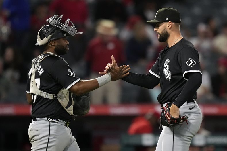El cátcher de los Medias Blancas de Chicago Chuckie Robinson saluda al pitcher Justin Anderson tras la victoria ante los Angelinos de Los Ángeles el lunes 16 de septiembre del 2024. (AP Foto/Mark J. Terrill)