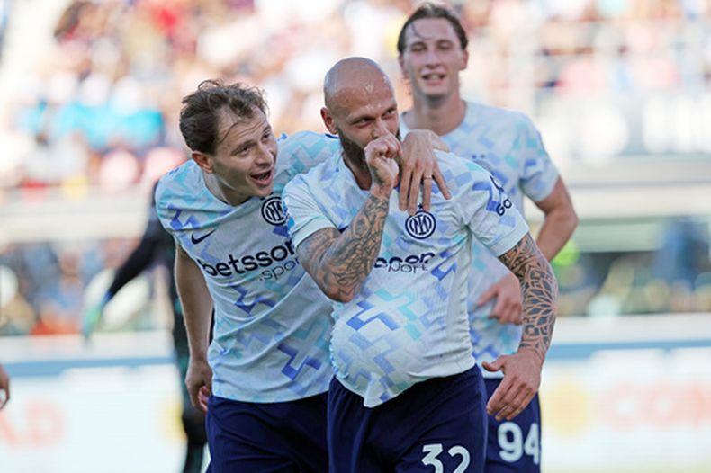 Federico Dimarco, del Inter, celebra tras anotar durante el partido de fútbol de la Serie A entre el Bologna y el Inter de Milán, en Bolonia, Italia, el sábado 23 de mayo de 2026. (Gianni Santandrea/LaPresse vía AP)